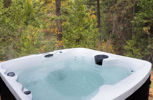 Nevada City Cabin | Saltwater Hot Tub, Forest Retreat, Minutes to Town, 1 hr Scenic Drive to Tahoe