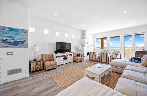 Downtown House | Santa Monica Beach Front Estate-Next to SM Pier - 2025 Renovations