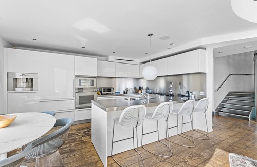 Downtown Villa | Santa Monica Skyline Villa – 3BR with Iconic Views
