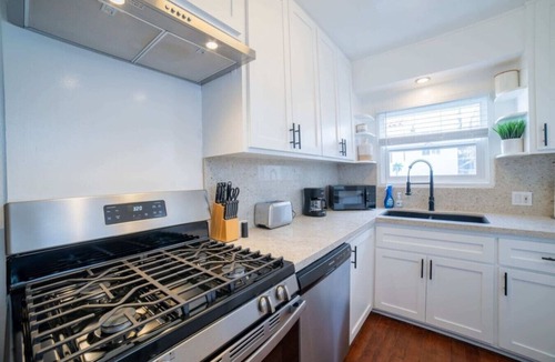 The Strand House | Sea View, Flower Garden, A/c, W/d, Renovated