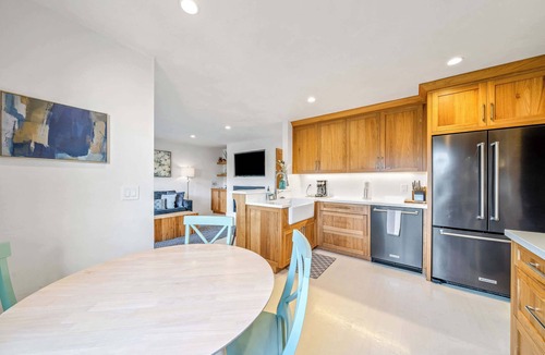 Seaside House | Seaside Home Near Del Monte Beach for 4 Guests