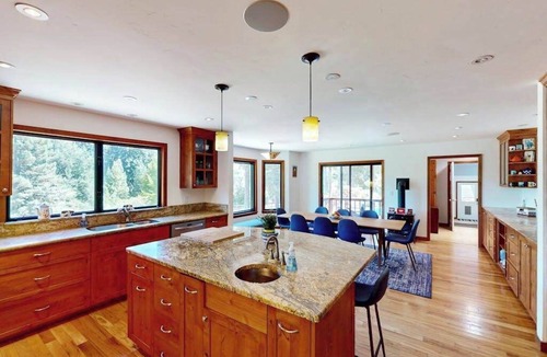 Freestone House | Sebastopol fun house with pool & spa, dogs welcome