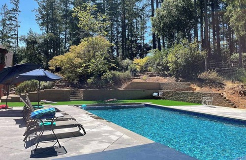 Freestone House | Sebastopol fun house with pool & spa, dogs welcome
