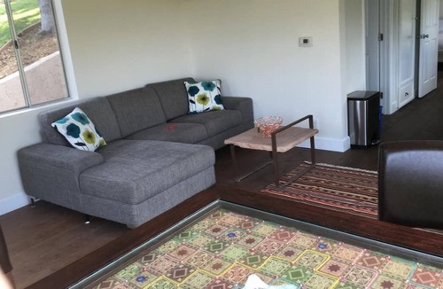 Los Angeles Cottage | Secluded cottage Hollywood Hills in sunny garden