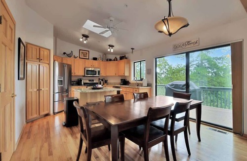 Highland Pines Cabin | *Secluded Forest Retreat* Charming 5 Bedroom Cabin