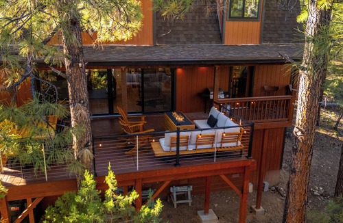Prescott Cabin | Secluded in the Pines: Luxury Modern Retreat. Hot Tub, Game Loft Near Lynx Lake.