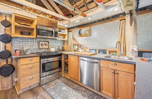 Donner Cabin | Serene 1-bedroom with large loft cabin at Donner Summit- steps from ski resorts