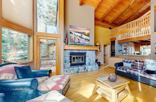 Ponderosa Palisades House | Serene home with fireplace wood stove kitchen W&D hot tub & gas grill