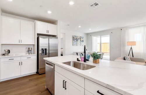 Elk Grove Hotel | Serene Modern Home · Calm & Cozy