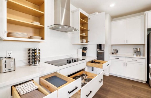 Elk Grove Hotel | Serene Modern Home · Calm & Cozy