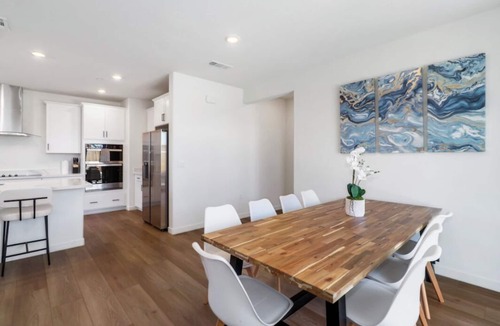 Elk Grove Hotel | Serene Modern Home · Calm & Cozy