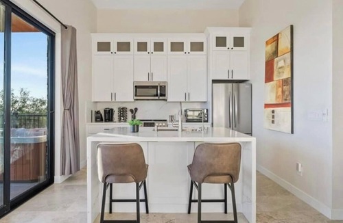 East Mesa House | Serene Mountain Retreat: Luxury Guest House with Stunning Views