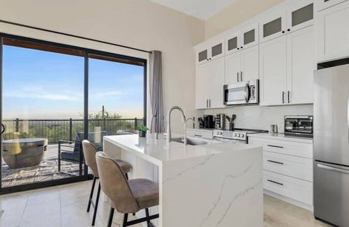 East Mesa House | Serene Mountain Retreat: Luxury Guest House with Stunning Views
