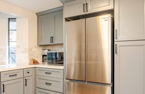 Crestline Cabin | Serene Treetop Getaway- Cozy & Modern Tri-level Mountain Cabin