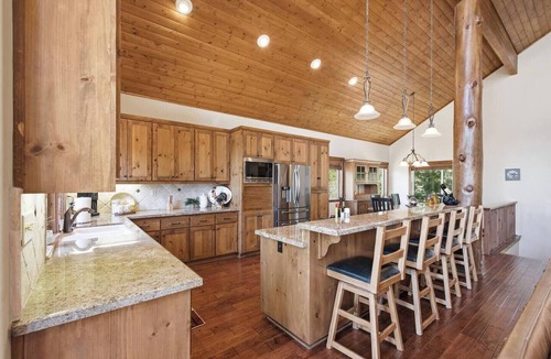 Shaver Lake House | Shaver Dreamin’ - Mountain Views, Hot Tub Nights