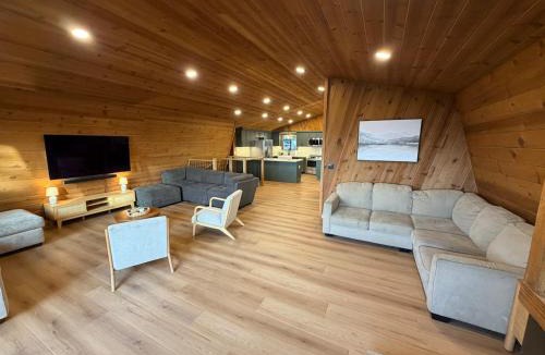 Dogwood Mountain House | Shaver Lake Cabin, Views, 5 Acres, Sleeps 14, Air Conditioning