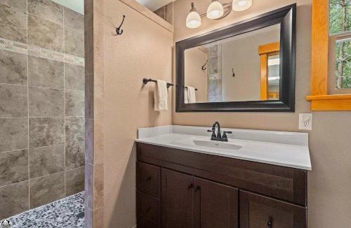 Tuolumne County House | Sierra Haus Cottage with Private Lake Access