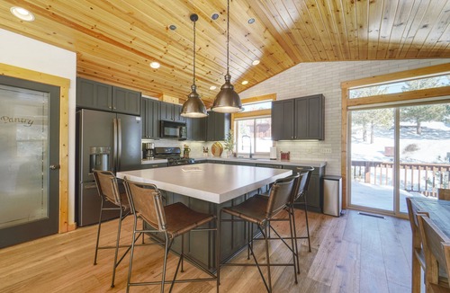 Truckee Cabin | Sierra Skyline Lodge - Luxury Truckee Cabin with Views, Location & Hot Tub!