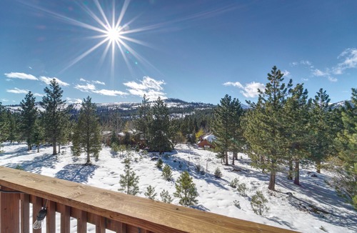 Truckee Cabin | Sierra Skyline Lodge - Luxury Truckee Cabin with Views, Location & Hot Tub!