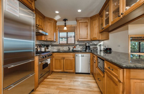 Truckee House | SierraScape Hot Tub Over Gorgeous MtnViews, Arcade, SteamShower, 400M Wifi, EV Charger +Pet Friendly