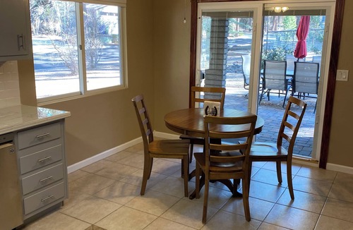 Mountain Club House | Single Story Chic' One mile from Downtown, with Tesla 220v Outlet in Garage