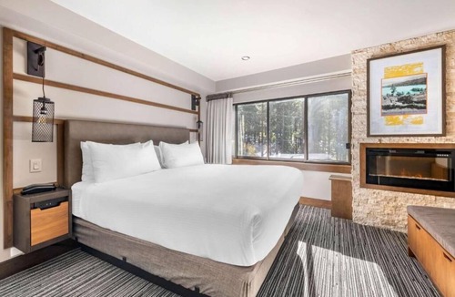 South Lake Tahoe Hotel | Ski Adventure! Minutes from Aerial Tramway & Gunbarrel Express! Parking, Pool!