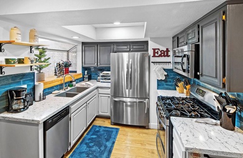 Big Bear Lake Condo | Ski In Ski Out at Bear Mountain by Destination Big Bear:2 BR Condo! Patio w/FIRE PIT! Community HOT TUB/PickleBall/Tennis/Basketball Courts! Walk to Bear Mountain Golf Course & National Forest Trails!