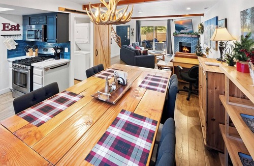 Big Bear Lake Condo | Ski In Ski Out at Bear Mountain by Destination Big Bear:2 BR Condo! Patio w/FIRE PIT! Community HOT TUB/PickleBall/Tennis/Basketball Courts! Walk to Bear Mountain Golf Course & National Forest Trails!