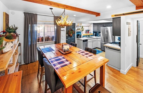 Big Bear Lake Condo | Ski In Ski Out at Bear Mountain by Destination Big Bear:2 BR Condo! Patio w/FIRE PIT! Community HOT TUB/PickleBall/Tennis/Basketball Courts! Walk to Bear Mountain Golf Course & National Forest Trails!