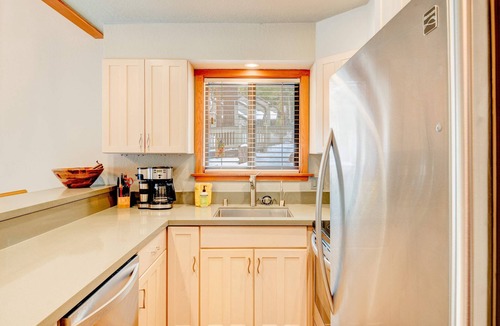 Tahoe Woods Condo | Ski-in/ski-out townhome with fireplace, pool, hot tub & on-site ski/sled hill