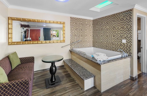 Orange Hotel | Sky Palm Motel