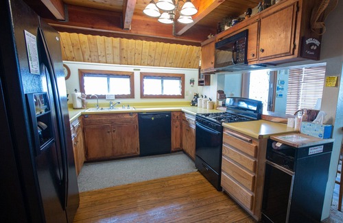 Running Springs Cabin | Sledding hills, amazing views, game room, Ski & Sky Park min away!