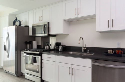 South Arroyo Apartment | Sleek and Central Studio in Old Town Pasadena