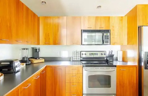 Riverside Condo | Sleek Monochrome Haven! 2BR 2 BA