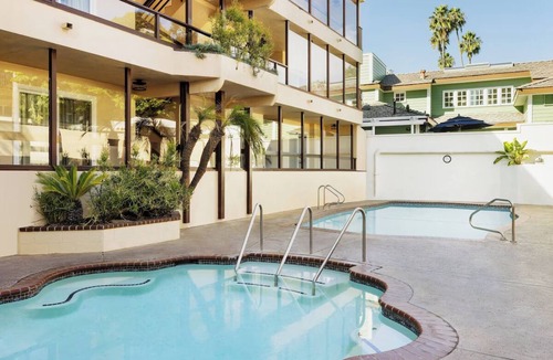 Laguna Beach Hotel | Soak Up Sun with Beach Loungers, Outdoor Pools & Walks to Laguna Art Museum
