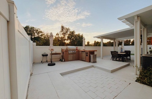 Corona House | SoCal, Spacious, Modern, Beautiful, 4 Bed, 2.5 Bath, Backyard, Family-Friendly