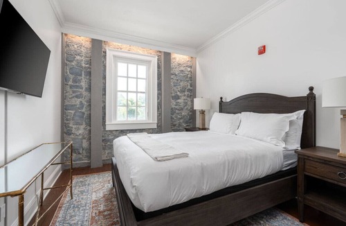 Santa Rosa Bed & Breakfast | Sonoma Stonehouse Retreat Chic King Room