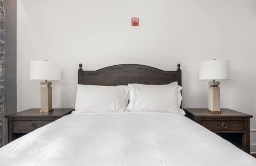 Santa Rosa Bed & Breakfast | Sonoma Stonehouse Retreat Chic King Room