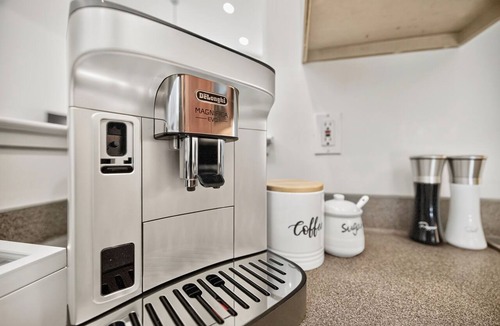 Guerneville House | Sonoma Weinhaus Sleeps 6 HotTub Steambath Gourmet Coffee Korbel Russian River