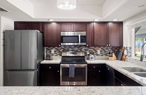 Desert Foothills Estates House | South Mountain FREE HEAT Pool & Hot Tub walk to Trails & Park NEW
