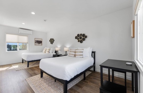 South Oceanside Hotel | South O Bungalow 12 - Deluxe Double ADA Studio + XL Private Patio