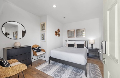 South Oceanside Hotel | South O Bungalow 9 - Deluxe Work and Stay Queen Studio + Patio