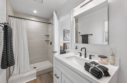 South Oceanside Hotel | South Oceanside Bungalow 4 - Deluxe Queen Studio + Patio
