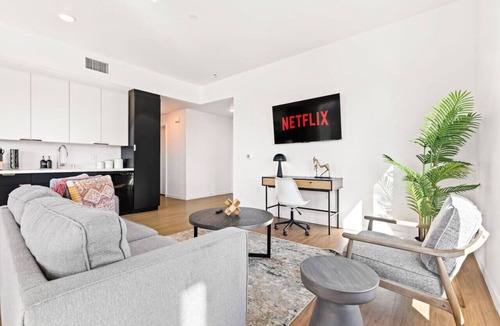 Little Tokyo Apartment | Spacious 1-BD with Stunning City Views in DTLA