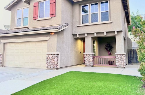 Raisin House | Spacious 3 bdrm/2.5 ba + loft near Clovis/hospital