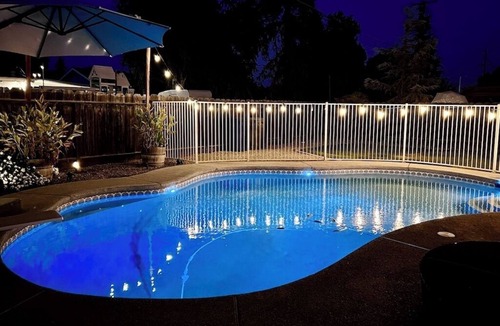 Reedley House | Spacious 3 bedroom, 3 bathroom house in Reedley with AC, WiFi and a gated pool!
