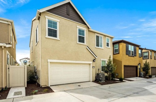 Roseville House | Spacious 4-bedroom 3-bath pet friendly house in West Roseville