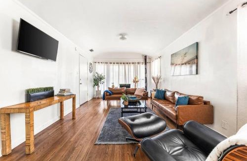 Fairfax District Apartment | Spacious 4 bedroom home by Melrose and 10 minutes to Hollywood Walk of Fame