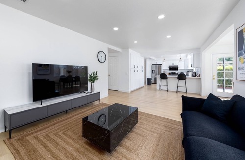 Ontario House | Spacious 4-bedroom house in nice Ontario with Large Yard