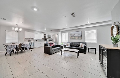 Los Angeles House | Spacious 4-bedroom house in charming Los Angeles with AC, WiFi
